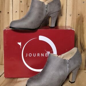 JOURNEE COLLECTION Women 7 W Wide Silver Grey Faux Suede Comfort Zip Bootie Heel